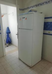 古莱比耶Azure Residences的一间厨房,内配白色冰箱