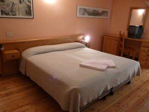 瓦尔萨瓦伦凯杜天堂旅馆的一间卧室配有一张床,上面有两条毛巾