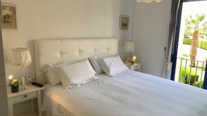 卡布罗伊格Cabo Roig - Blue Luxury Apartment的卧室配有一张大白色床和窗户