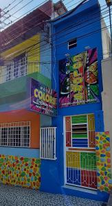 马瑙斯Hotel Colors Manaus的一座色彩缤纷的建筑,旁边设有标志
