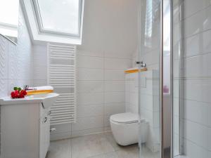 新里斯拉Ubytovanie pod Tatrami的白色的浴室设有卫生间和水槽。
