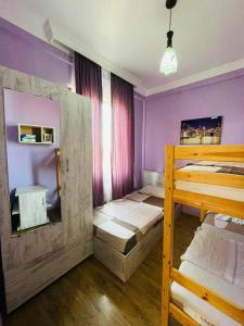 巴统House Magda的客房设有两张双层床和紫色墙壁。
