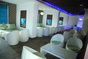 柴瑞海滩Paravoor Galaxy Hotel的一间设有白色椅子和桌子的等候室