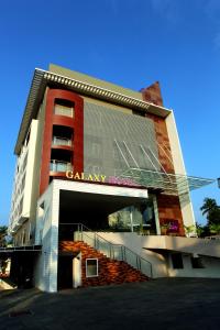 柴瑞海滩Paravoor Galaxy Hotel的上面有大麦摩根标志的建筑