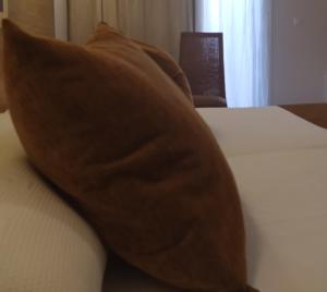 瓜尔达马尔·德尔·塞古拉瓜尔达马尔酒店的床上的棕色枕头