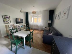 格丁尼亚Woodland Apartment的客厅配有沙发和桌椅