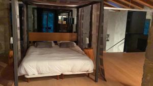 圣霍安-莱斯丰特斯Casa Rural el Serrat de Baix的一间卧室,卧室内配有一张天蓬床