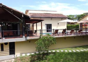 金巴亚Fincas Panaca H10 - Luxury Villa with Pool & Jacuzzi的房屋设有带椅子的阳台