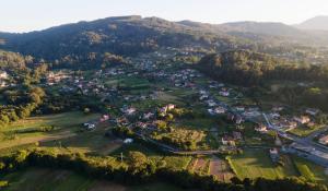 贡多马尔Casa Estarque的享有山脉村庄的空中景致