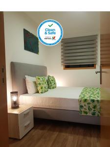 加亚新城Vitoria Douro 2的一间卧室,卧室里配有一张床和一个写着干净而发疯的标牌
