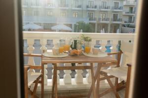 奥林匹亚基·阿克蒂Casa Di Mare II的阳台上的桌子上放着橙汁杯