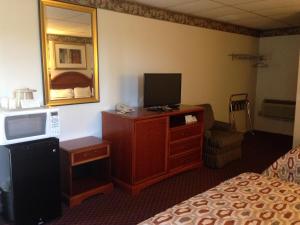 巴尔米拉美洲最佳价值酒店 - 巴尔米拉/赫尔希的酒店客房,配有床铺和梳妆台上的电视