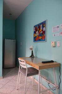 圣斐利-银港Casa Azul - Apartment的一张桌子、椅子、桌子和绘画