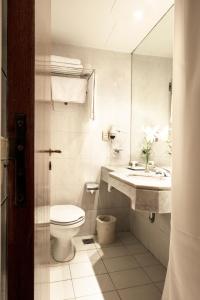 布宜诺斯艾利斯克里斯托弗科伦坡酒店的一间带卫生间、水槽和镜子的浴室