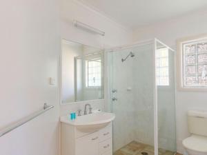霍克斯内斯特Seachange Townhouse 4的白色的浴室设有水槽和淋浴。
