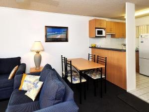 霍克斯内斯特Providence Apartment 3的客厅以及带沙发和桌子的厨房。