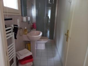 米尼亚卢博瓦尔Marie的一间带水槽和卫生间的小浴室