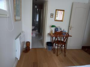 米尼亚卢博瓦尔Marie的客房设有书桌、桌子和椅子