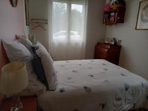 米尼亚卢博瓦尔Marie的一间卧室配有一张带白色床单的床和一扇窗户。