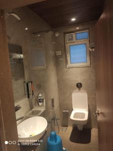 纳威孟买Hotel Dream Residency的一间带卫生间和水槽的浴室