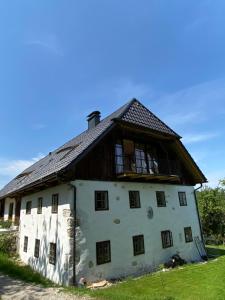 特劳恩基兴Mitterattweng-Florian und Monika Clodi的一座古老的白色建筑,设有木屋顶