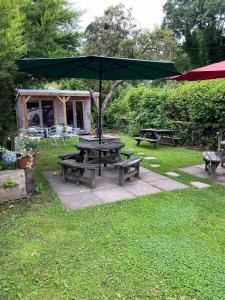 LlanfyllinOld New Inn, Llanfyllin的草上带雨伞的野餐桌