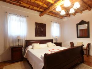 伊维萨镇马里亚诺旅馆的一间卧室设有一张带木制天花板的大床