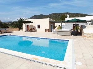 伊维萨镇马里亚诺旅馆的一个带庭院和房子的游泳池