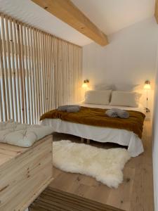 罗尼La Bergerie du Roy-Chambres D'hôtes-的卧室配有一张带白色床单和枕头的大床。