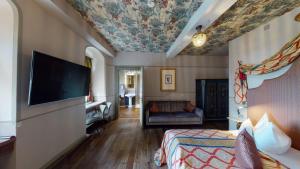 Elgersburg埃尔格尔斯堡斯罗斯酒店的酒店客房设有一间带一张床和电视的卧室