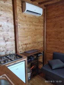 奥托纳Camping Borghetti的木墙内的厨房配有炉灶