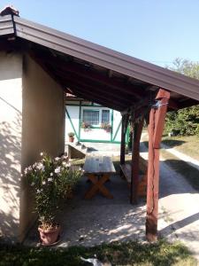 维索科Kuća na selu-Mutvak-的庭院中带野餐桌的木制凉亭