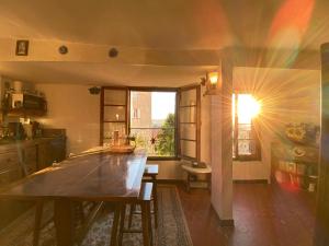 尼斯CHARMANT HOME-Azur Charmant的厨房配有大木桌和窗户。