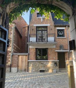 通厄伦Le petit béguinage的砖砌街道上带阳台的砖砌建筑