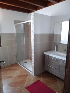 MontevagoCASA RURALE IMPASTATO的带淋浴和盥洗盆的浴室