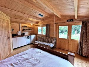 DrumahoeThe Oaks Luxury Lodges的小屋内带床和沙发的房间