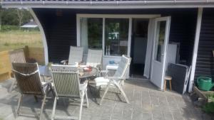 洛肯6 Fyrrevej, Noerre Lyngby的庭院里摆放着一组椅子和一张桌子