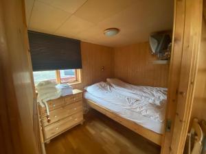 海拉Borgarbæli的一间小卧室,配有床和窗户