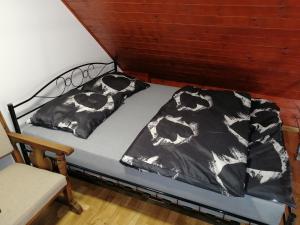 梅斯瓦科维采Domek pod Karpaczem的床上有黑白毯子