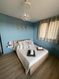 卡尔卡松L’alsace的一间卧室配有一张带蓝色墙壁的大床