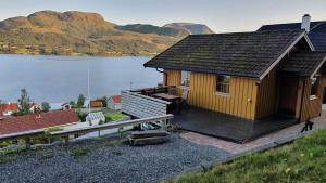 AveroyHoliday Home Kvernesfjorden的享有水体景致的小房子