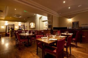 都柏林哈考特酒店的配有桌椅和酒杯的餐厅