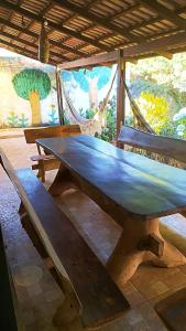 戈亚斯州上帕莱索Conexão Hostel的一张带吊床的木餐桌
