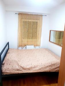 ObrenovacRelax的窗户的床上床,窗帘
