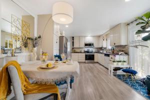 索诺拉Villa Sierra的一间带桌子的厨房和一间带白色橱柜的厨房