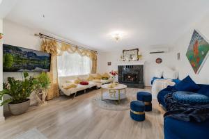 索诺拉Villa Sierra的客厅设有蓝色的沙发和壁炉