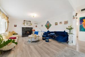 索诺拉Villa Sierra的客厅设有蓝色的沙发和壁炉