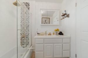 索诺拉Villa Sierra的白色的浴室设有水槽和淋浴。