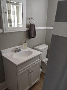 拉勒米The Lewis House-Upper Level-A Peaceful Spot!的白色的浴室设有水槽和卫生间。