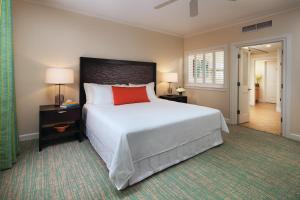 拿骚亚特兰蒂斯港湾度假酒店的一间卧室配有一张带红色枕头的大床